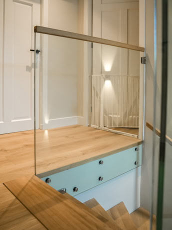 Houten balustrade met glas