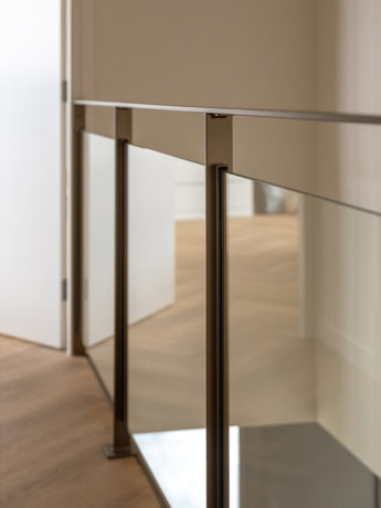 Stalen balustrade brons met glas